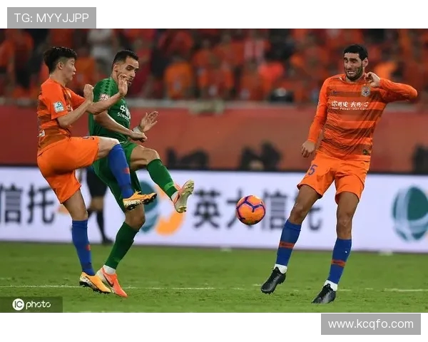 鲁能与国安激战正酣球球为胜利拼尽全力展现精彩表现